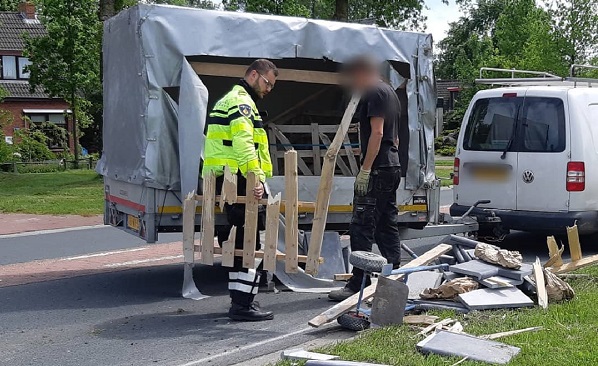 Bestuurder zonder correct rijbewijs ziet aanhanger kantelen en verliest inhoud