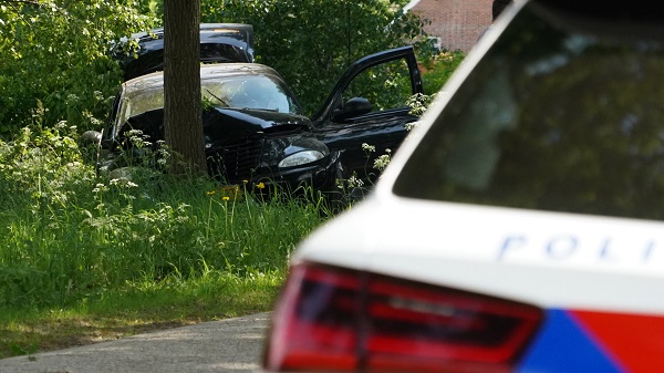 Bestuurder vlucht na botsing met boom (video)