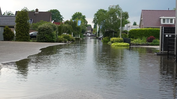 Straten blank door pittige onweersbuien in Drenthe (video)