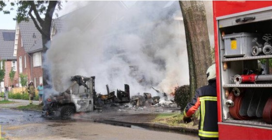 Uitslaande camperbrand veroorzaakt ook schade aan woning en auto (video)