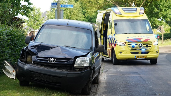 Twee gewonden na botsing tussen auto en scooter (video)