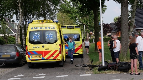 Fietser en scooterrijder gewond na botsing (video)