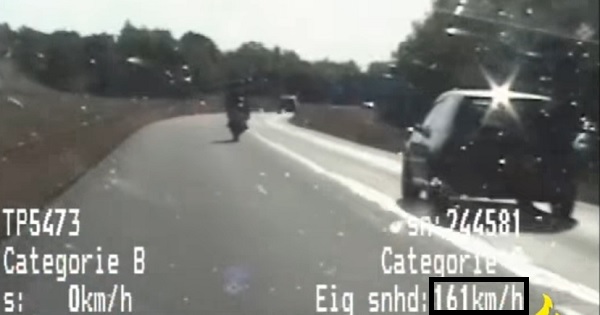 Rijbewijs ingenomen, EMG en WOK melding voor motorrijder die 76 km/u te snel rijdt