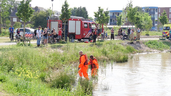 Grote zoekactie na vondst kinderfietsje in het water (video)