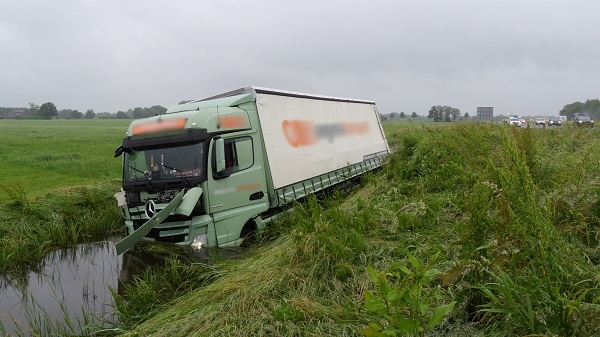 Vrachtwagen in de sloot veroorzaakt hele dag vertraging op A28 (video)