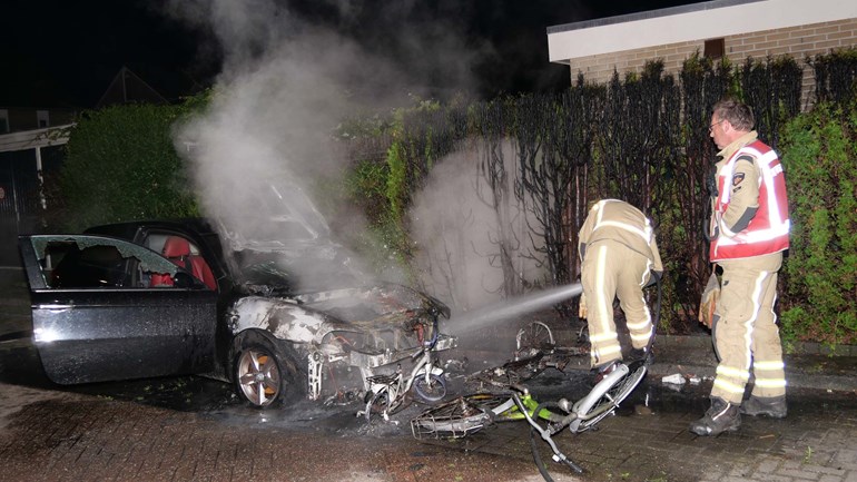 Opnieuw auto volledig uitgebrand in Hoogeveen (Video)