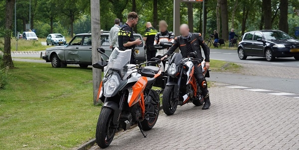 Inhalende motorrijder geschept door afslaande auto