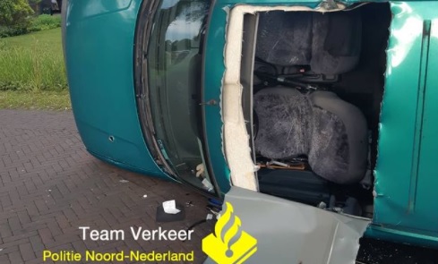 Brandweer haalt twee personen uit gekanteld busje