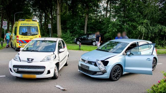 Twee lichtgewonden bij aanrijding tussen voertuigen (Video)