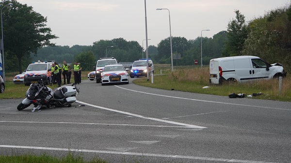 Motoragent ernstig gewond na botsing met busje; bestuurder aangehouden