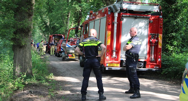 Omstander ziet loslopende hond aan de riem en vindt man in kanaal (video)