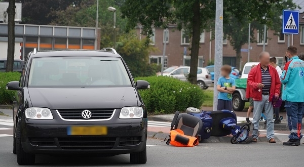 Scootmobiel in twee stukken na botsing met auto (video)