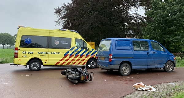 Scooterrijder gewond na harde botsing met busje (video)