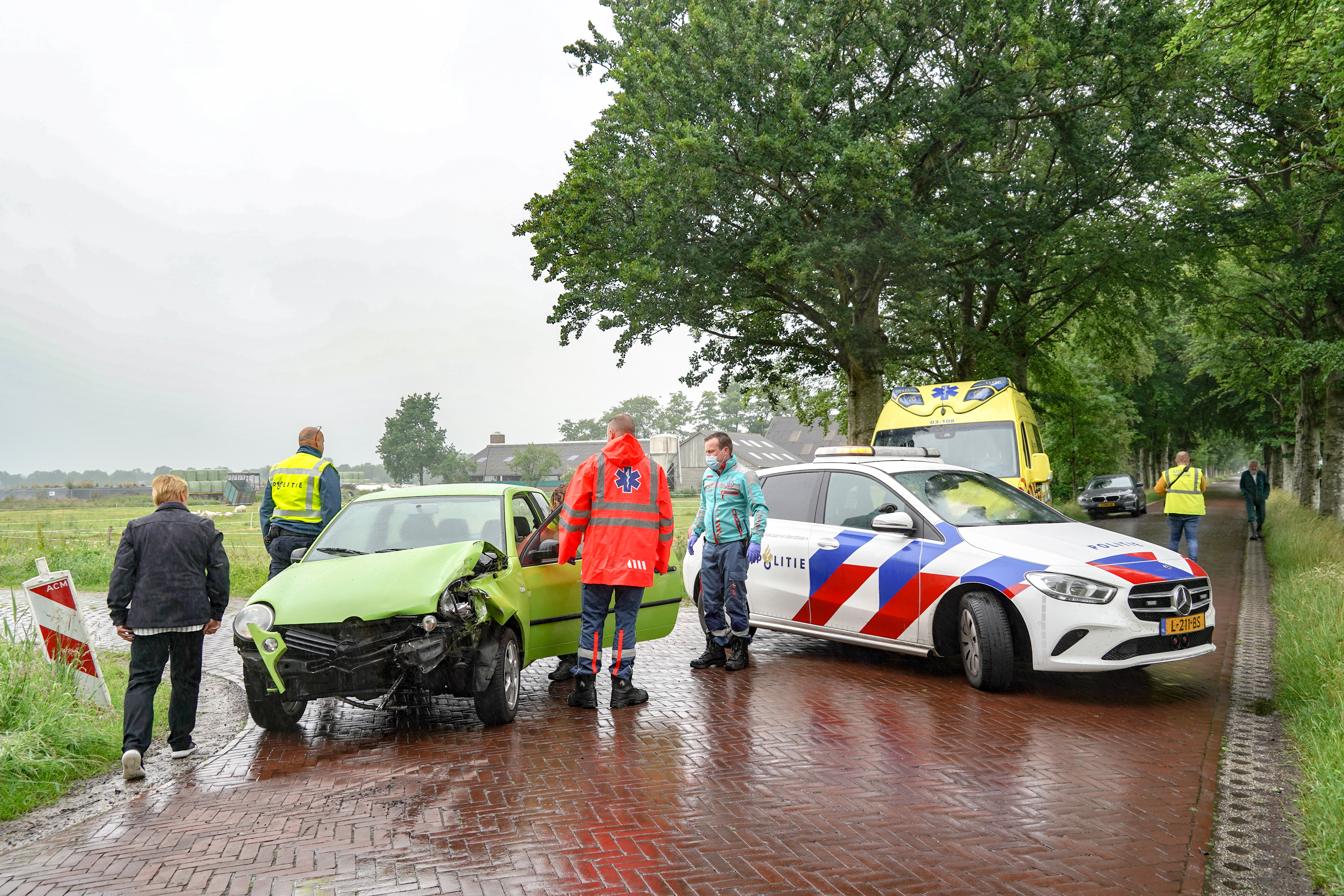 Auto fors beschadigd na botsing met trekker (video)