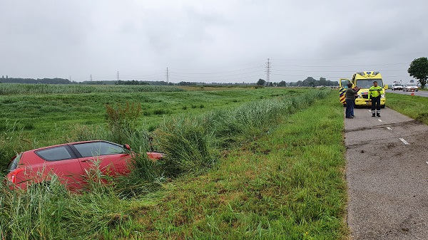 Automobilist vliegt van de weg en komt in sloot terecht (video)