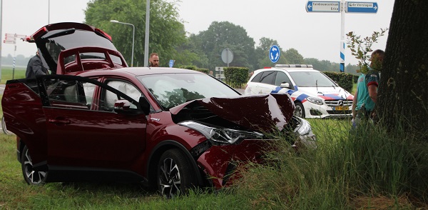 Twee gewonden nadat auto frontaal tegen boom botst (video)