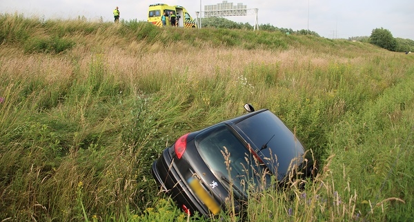 Automobilist rijdt van talud A37 en raakt in slootje