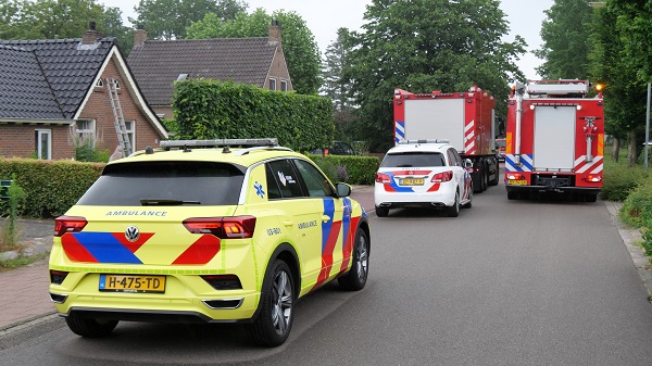 Traumahelikopter ingezet nadat man in brand raakt in woning (video)