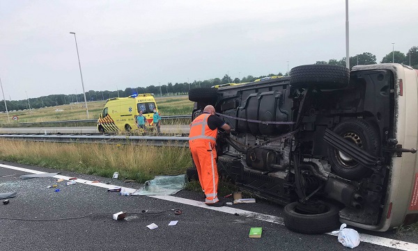 Camper op de kant bij ongeval op A28