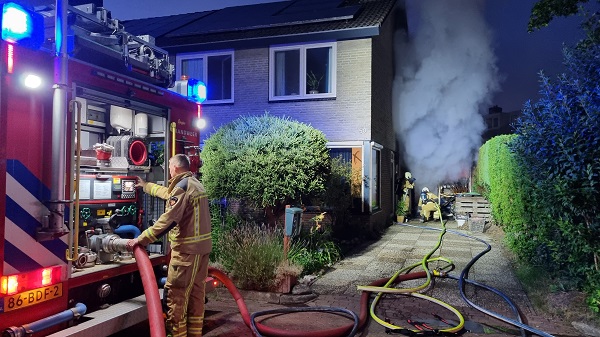 Brandweer weet woning te redden bij uitslaande schuurbrand (video)