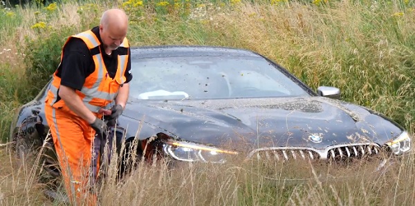 Dikke BMW raakt van de A37 en komt in de middenberm (video)