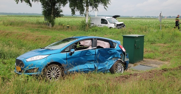 Veel schade na ongeval tussen busje en auto op Drentse Mondenweg (video)