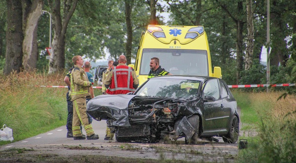 Gewonde bij ongeval waarbij auto tegen boom aan rijdt (video)