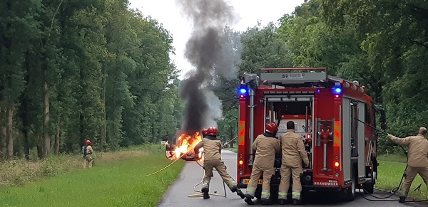 Auto gaat verloren bij felle uitslaande brand