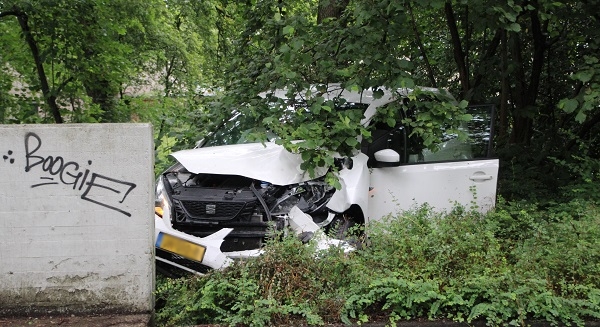 Automobilist gewond na botsing met betonnen muur (video)