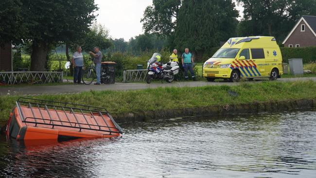 Bedrijfsbus rijdt Drentsche Hoofdvaart in (Video)