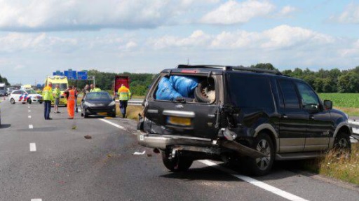 Ravage na ongeval tussen auto en vrachtwagen op A37 (video)