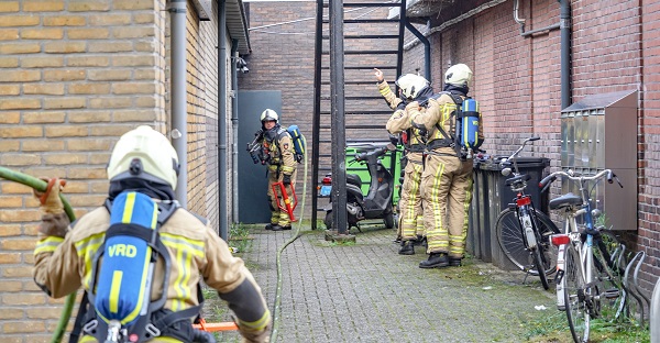 Brandweer redt bewoner uit appartement bij klein brandje in keuken