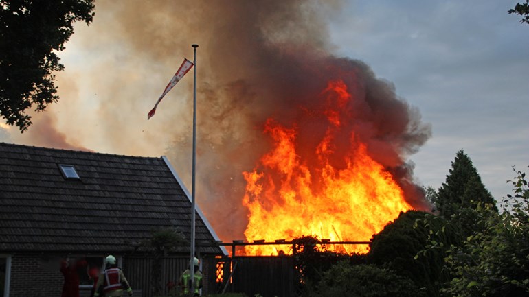 Twee schuren verwoest door uitslaande brand (Video)