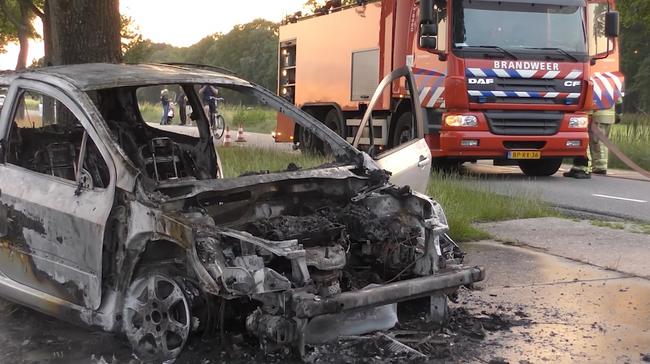 Auto brandt volledig uit in Hoogeveen (Video)