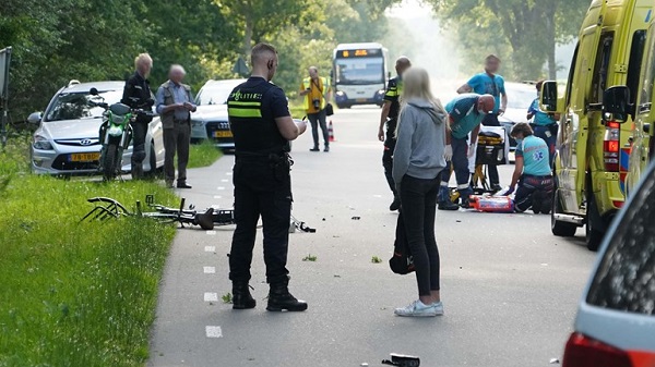 Traumahelikopter ingezet voor ernstig ongeval tussen auto en fietsster (video)