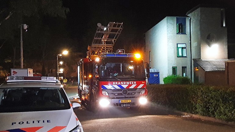 Man zwaargewond bij woningbrand in Hoogeveen (Video)