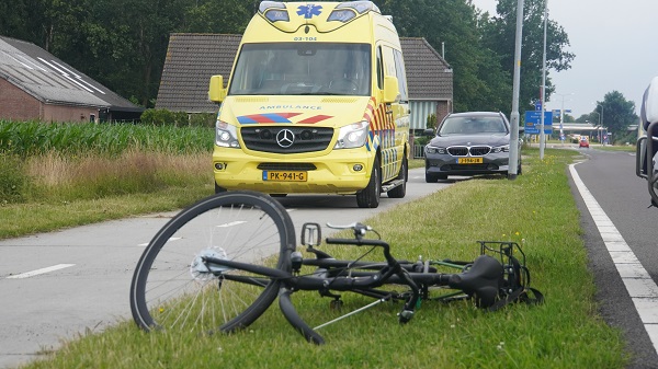 Fietser naar ziekenhuis na botsing met busje (video)