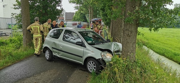 Auto botst met busje en komt daarna tegen boom tot stilstand (video)