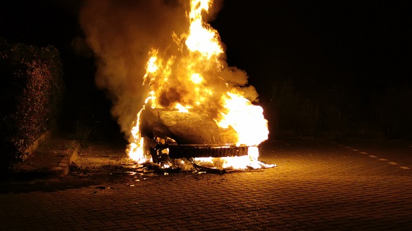 Wederom verdachte autobrand in Hoogeveen; politie doet onderzoek (video)