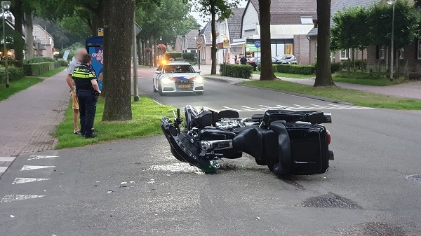 Motorrijder naar ziekenhuis na botsing met auto