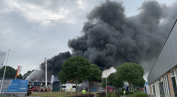 Enorme rookontwikkeling bij zeer grote brand in bedrijfspand (video)