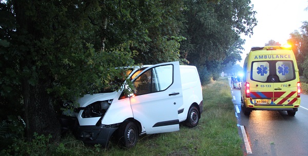 Bestuurder van busje gewond na frontale botsing met boom (video)