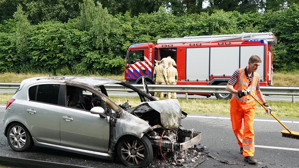 N33 tijdelijk afgesloten nadat auto in brand vliegt na botsing met vrachtwagen (video)