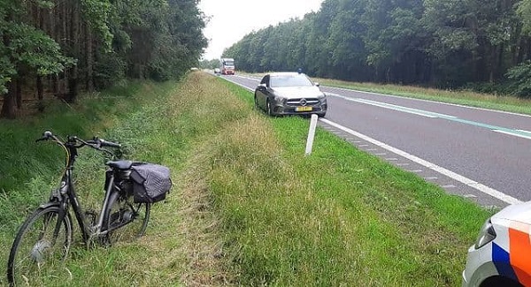 Politie plukt fietser van de N381