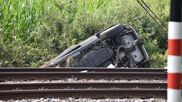 Traumahelikopter ingezet na ongeval tussen auto en trein (video)