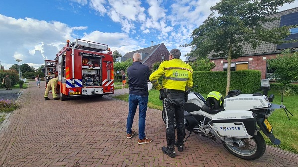 Buren horen rookmelder afgaan en bellen brandweer; woning blijkt vol rook te staan