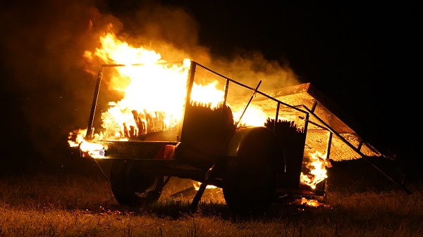 Aanhanger vol met banden in brand gestoken in Smilde (video)