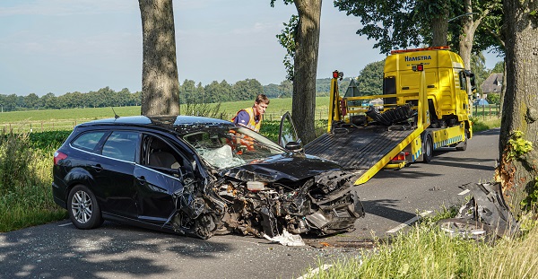 Bestuurder ongedeerd na harde botsing met boom (video)