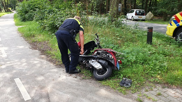 Twee gewonden na botsing tussen scooter en auto (video)