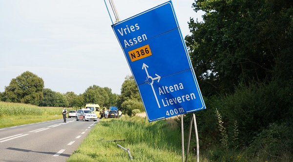 Bestuurder rijdt ANWB bord kapot en raakt gewond (video)